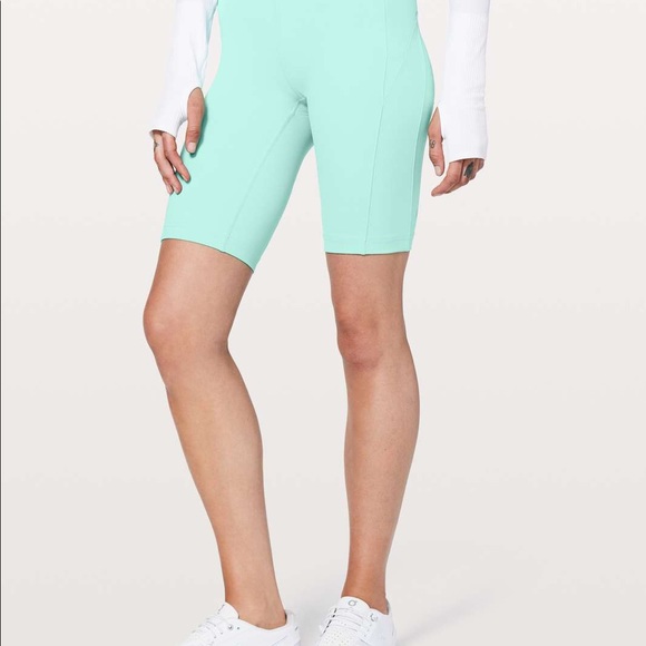 Lululemon On Pace Short 10” size 4 - Picture 2 of 9